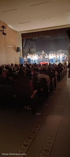 LE CLASSI TERZE DELLA SCUOLA LA PIRA UN CORO SPECIALE...